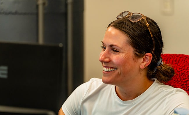 Smiling woman in front of a computer